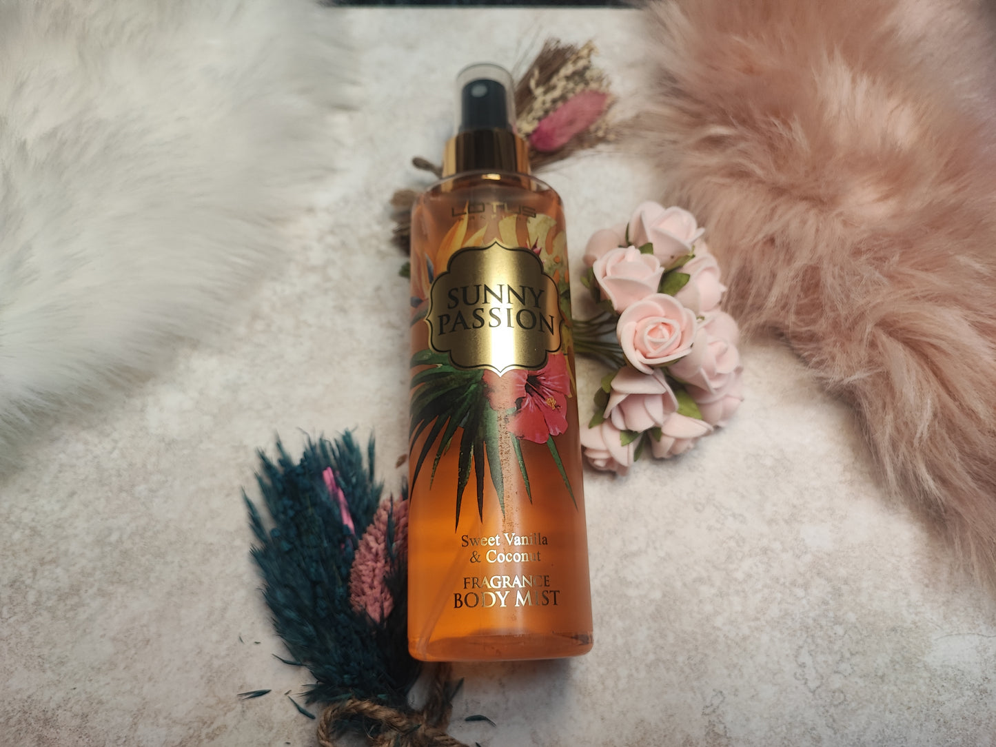 Bodyspray Sunny Passion von Mein Shop, flüssiges Parfüm mit blumigem und fruchtigem Duft, in eleganter Flasche sichtbar