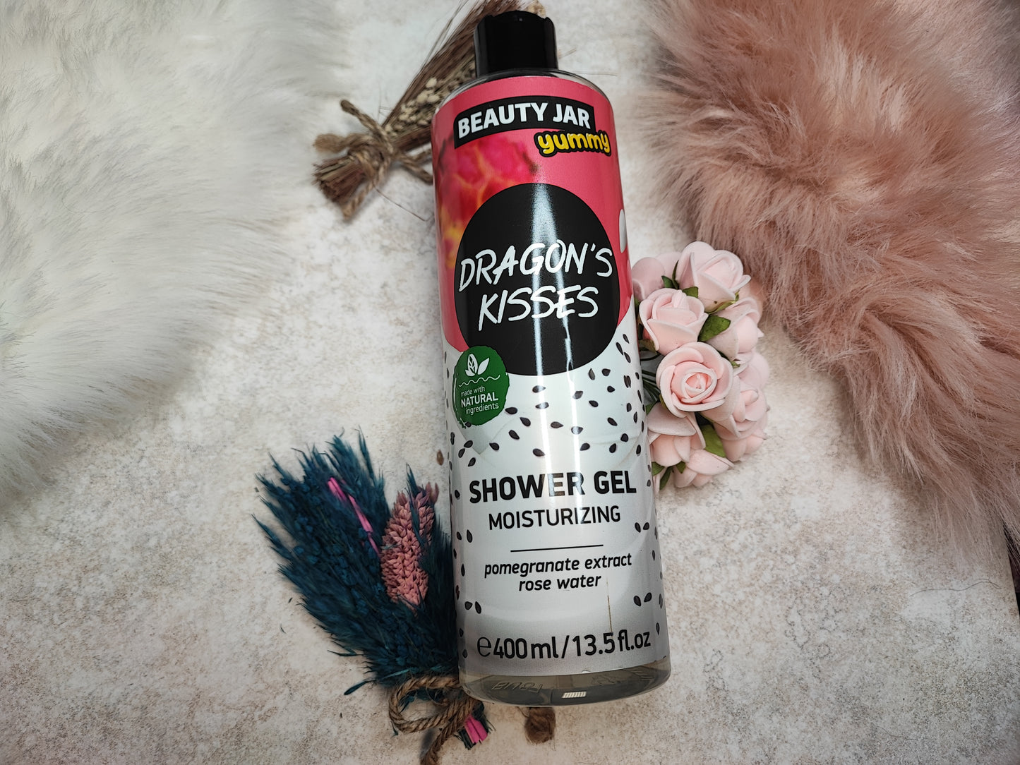 Duschgel Dragon's Kisses von Mein Shop in einer Flasche mit blauer Flüssigkeit und frischem Duft, präsentiert in einer Hand.