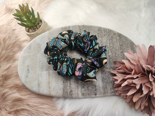 Mittlere Shadow Moth Scrunchie von Yvoshandcraftworld aus weichem Stoff, detailreiches Design, ideal für Haare und Accessoires.