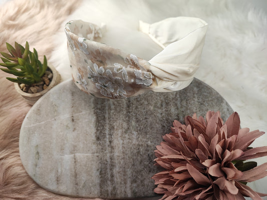 Creme- und Spitzen-Haarreifen von Yvoshandcraftworld, eleganter Haaraccessoire mit zartem Spitzenmuster und cremiger Farbgebung.