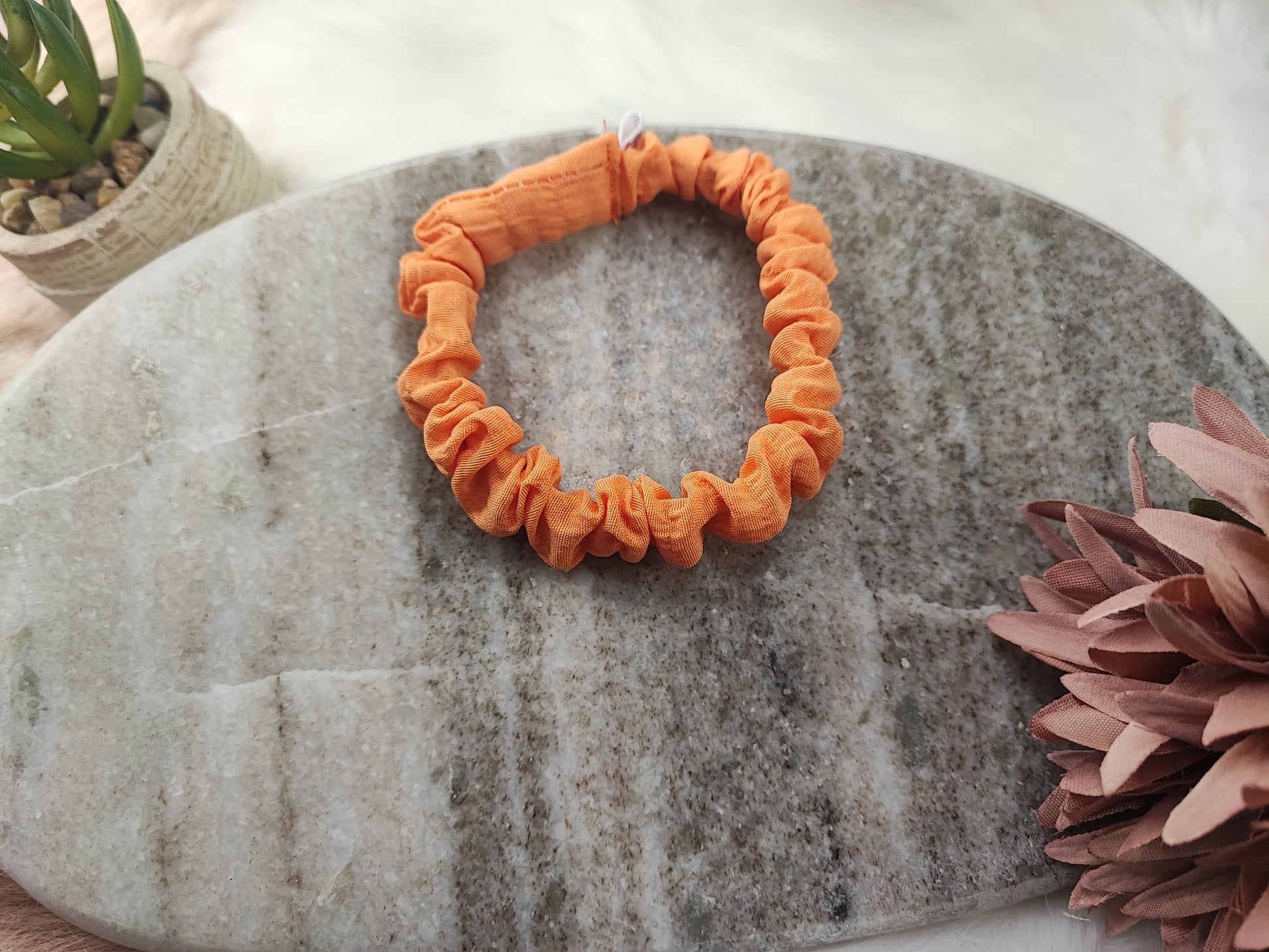 Yvoshandcraftworld Amber Pop Mini Scrunchie aus transparentem Material mit bunten Akzenten, ideal für das Haarstyling.
