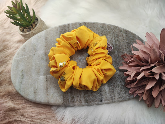 Yvoshandcraftworld Butter Bloom Scrunchie mittelgroß aus buntem Stoff, bequemes Haargummi mit Blumendetail