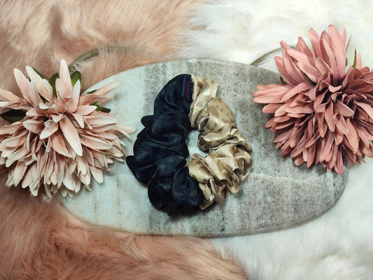 Mediengroßer Scrunchie aus schwarzem und Champagner-Glanzstoff von Yvoshandcraftworld, zeigt den elastischen Haargummi.