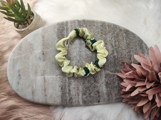 Grünes Harmony Scrunchie von Yvoshandcraftworld, kleines Haargummi aus weichem Stoff auf weißem Hintergrund