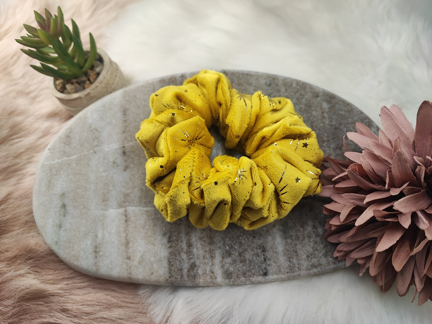 Gelbe Samt-Scrunchie von Yvoshandcraftworld, mittlere Größe, weiches Material, ideal für Haare und modisches Styling