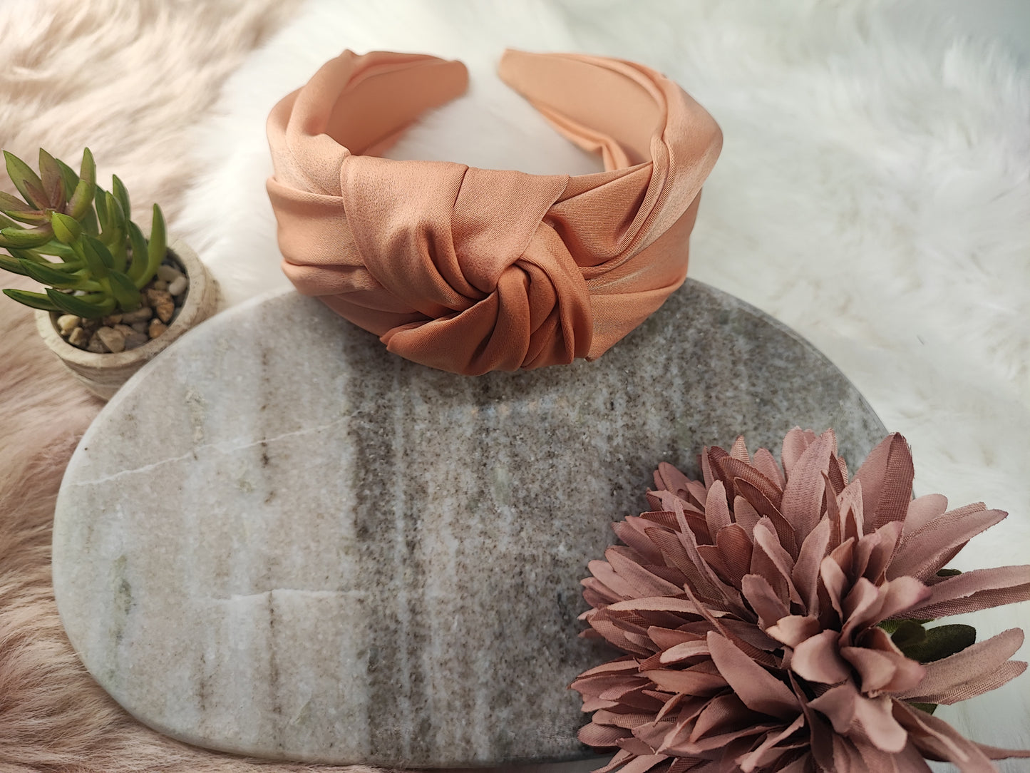 Haarreifen von Yvoshandcraftworld mit roséfarbenen Nudetönen und dekorativen Blumen, elegante Haaraccessoire für Damen