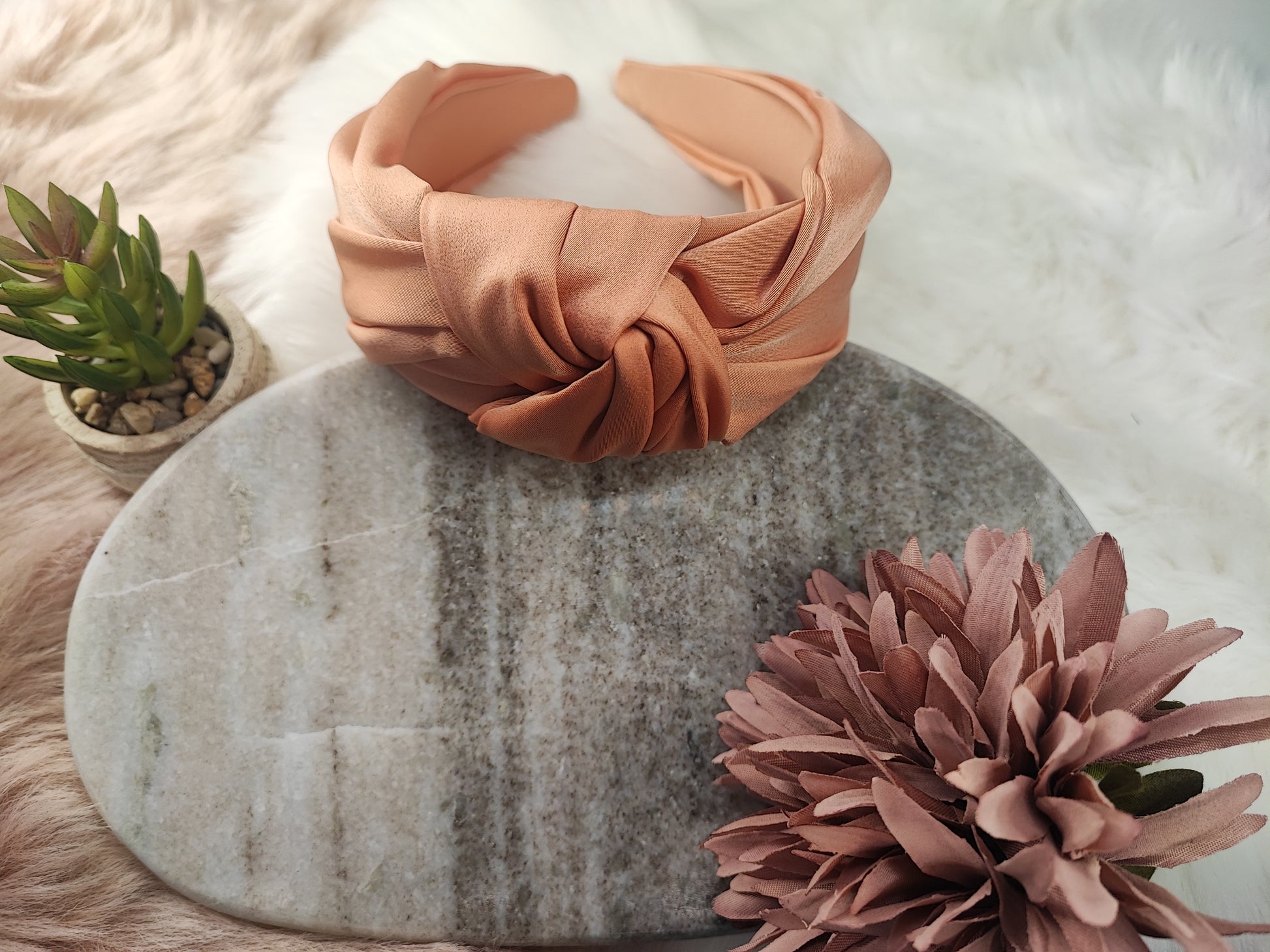 Haarreifen von Yvoshandcraftworld mit roséfarbenen Nudetönen und dekorativen Blumen, elegante Haaraccessoire für Damen