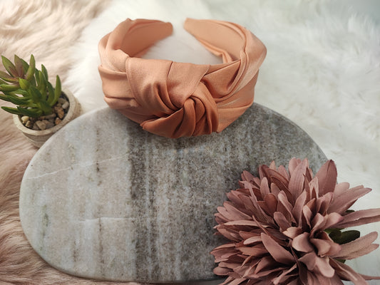 Haarreifen von Yvoshandcraftworld mit roséfarbenen Nudetönen und dekorativen Blumen, elegante Haaraccessoire für Damen
