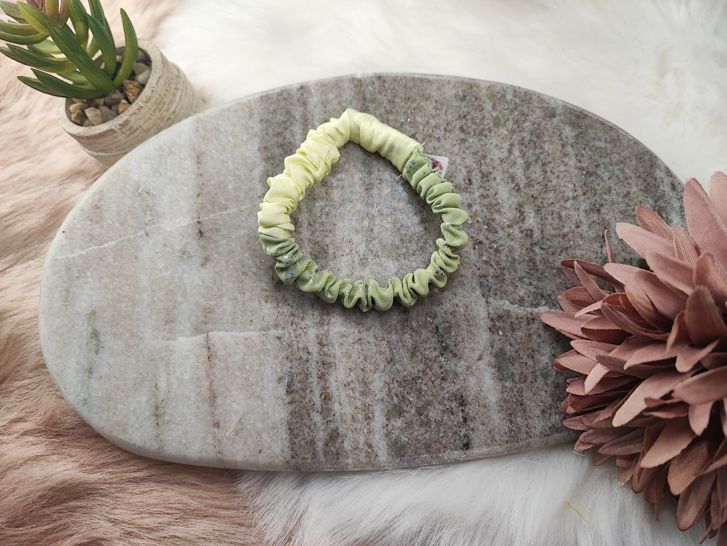 Mini Scrunchie im Lime- und Salbeigrün von Yvoshandcraftworld, aus weichem Stoff, perfekt für vielseitige Frisuren.