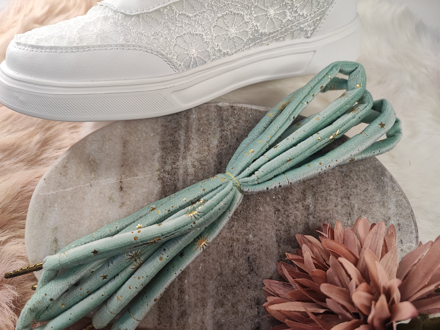 Mint Velvet Schnürsenkel von Yvoshandcraftworld, nahes Bild der schwarzen, geflochtenen Schnürsenkel für Schuhe.