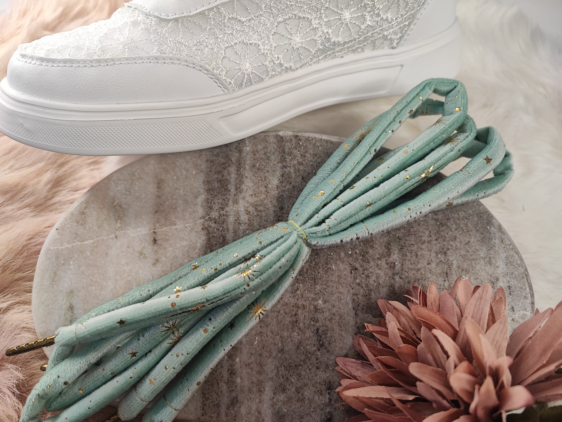 Mint Velvet Schnürsenkel von Yvoshandcraftworld, nahes Bild der schwarzen, geflochtenen Schnürsenkel für Schuhe.