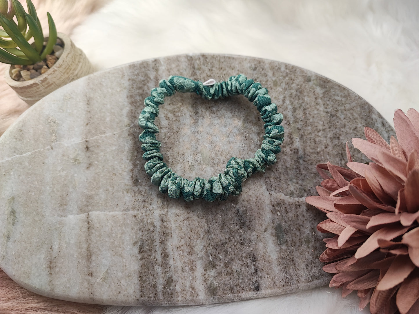 Yvoshandcraftworld Evergreen Garden Scrunchie Mini aus Stoff in grüner Blumenoptik auf einem weißen Hintergrund