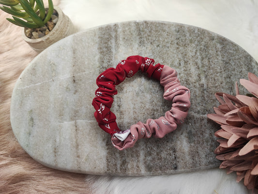 Kleines Ruby& Rose Scrunchie von Yvoshandcraftworld aus weichem Stoff, ideal für zarte Frisuren und Haaraccessoires