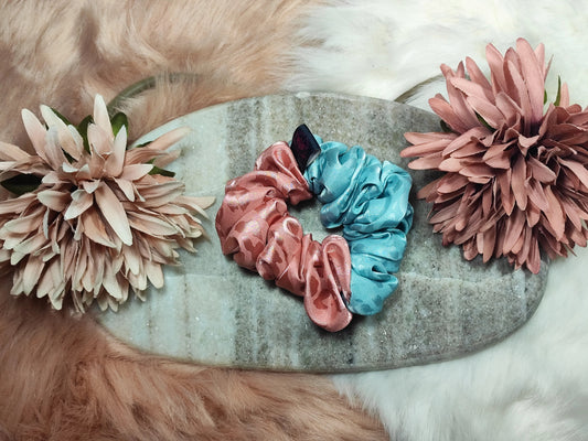 Mittlere Aqua- und Rose-Glanz Scrunchie von Yvoshandcraftworld aus weichem Stoff, mit bunten Farbmustern.