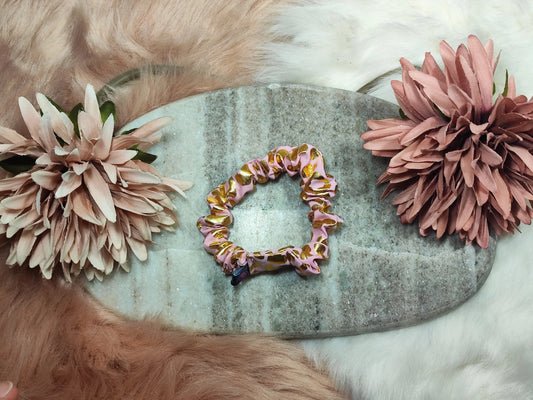 Kleiner Scrunchie in Roségold von Yvoshandcraftworld, weiches Stoffband für Haare, Nahaufnahme