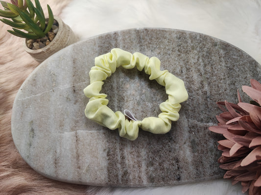 Kleiner Lime Love Scrunchie von Yvoshandcraftworld aus weichem Stoff, perfektes Haarschmuck-Accessoire in leuchtendem Lime.