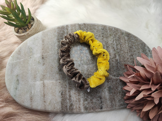 Goldener Cocoa Scrunchie von Yvoshandcraftworld, kleine Haargummis mit glänzendem Design, auf weißem Hintergrund sichtbar
