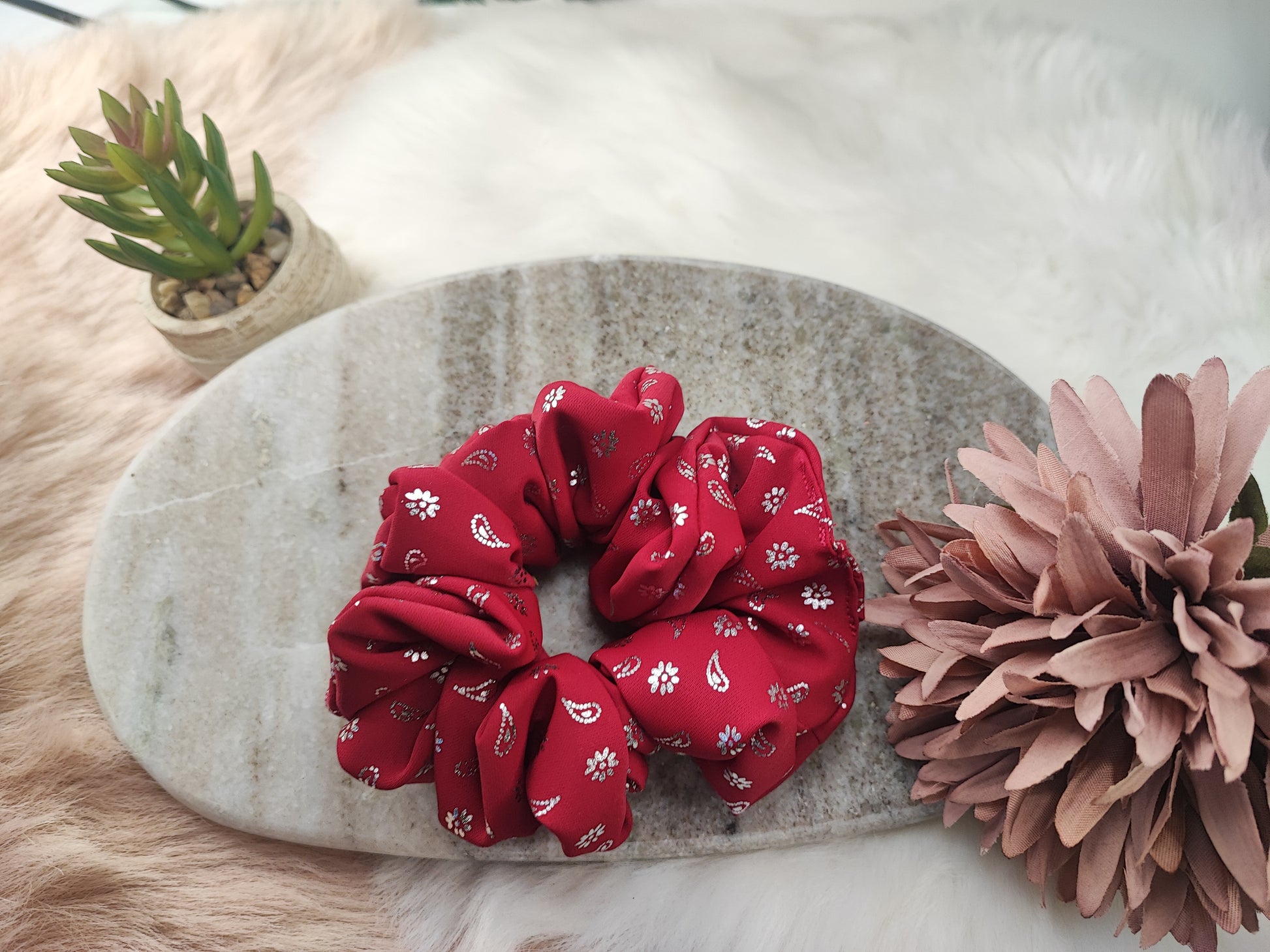 Mittlere Ruby Whisper Scrunchie von Yvoshandcraftworld aus weichem Stoff, ideal für Haarschmuck und Frisuren.
