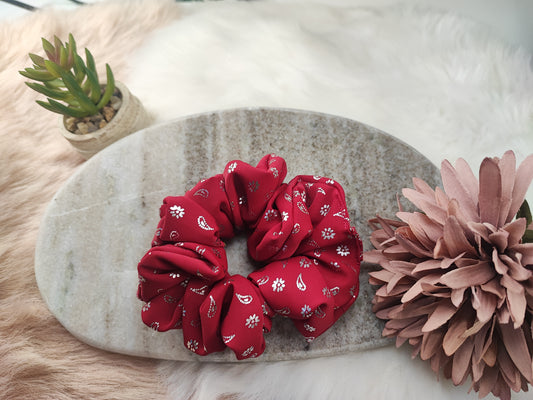 Mittlere Ruby Whisper Scrunchie von Yvoshandcraftworld aus weichem Stoff, ideal für Haarschmuck und Frisuren.