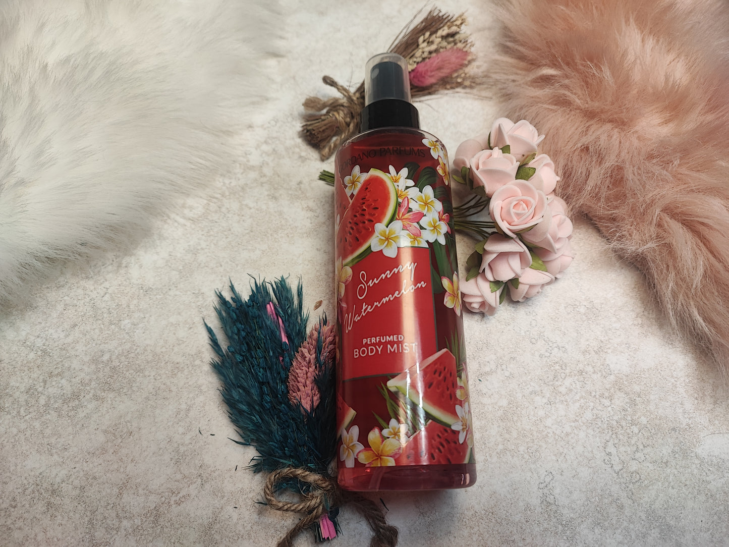 Bodyspray Sunny Watermelon von Mein Shop, frischer Wassermelonen-Duft, Sprayflasche, sommerliches Design, erfrischend und leicht.