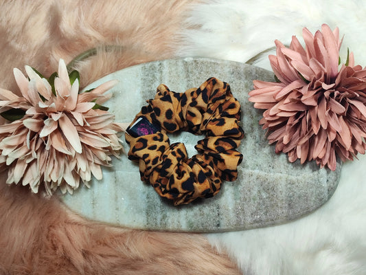 Mittelgroßer Wild Spirit Scrunchie von Yvoshandcraftworld aus buntem Stoff, ideal für Haarstyling und Accessoire-Liebhaber.