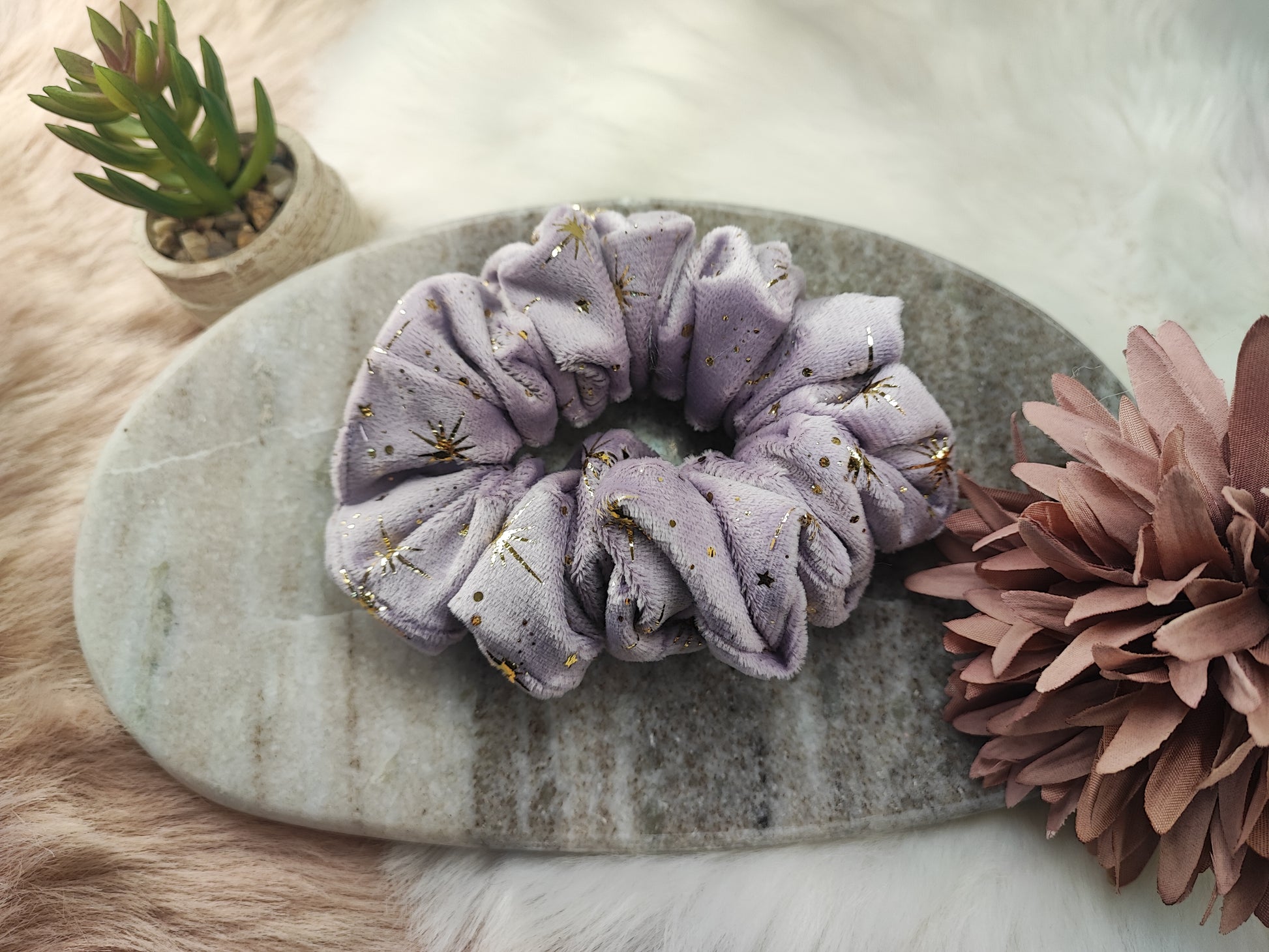 Lavendel Velvet Scrunchie von Yvoshandcraftworld, mittlere Größe, weiches Velvet mit Lavendel-Farbe, ideal für Haare.