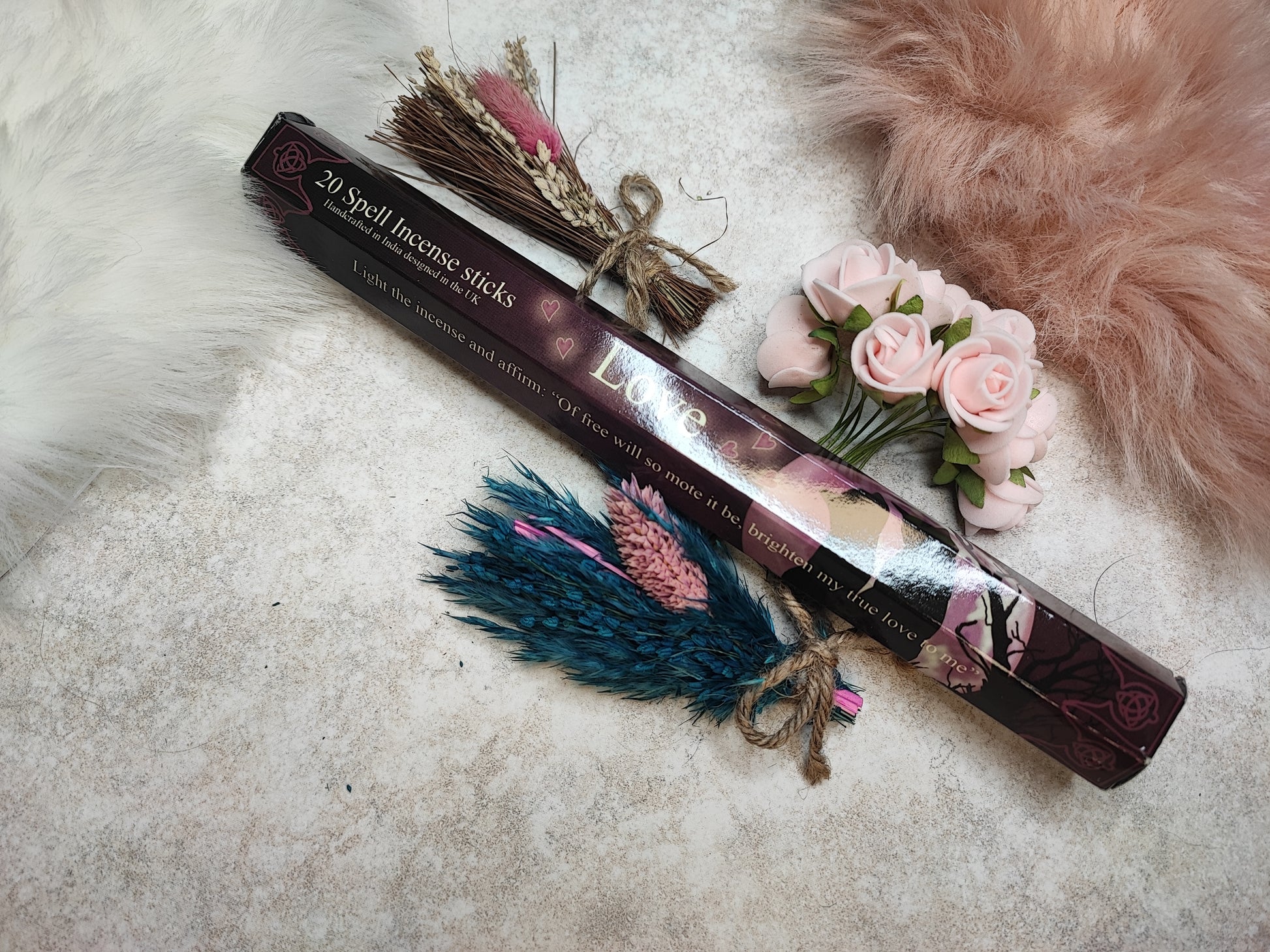 Räucherstäbchen Love Spell von Mein Shop, brennende Räucherstäbchen in einer eleganten Verpackung, ideal für Aromatherapie und Entspannung