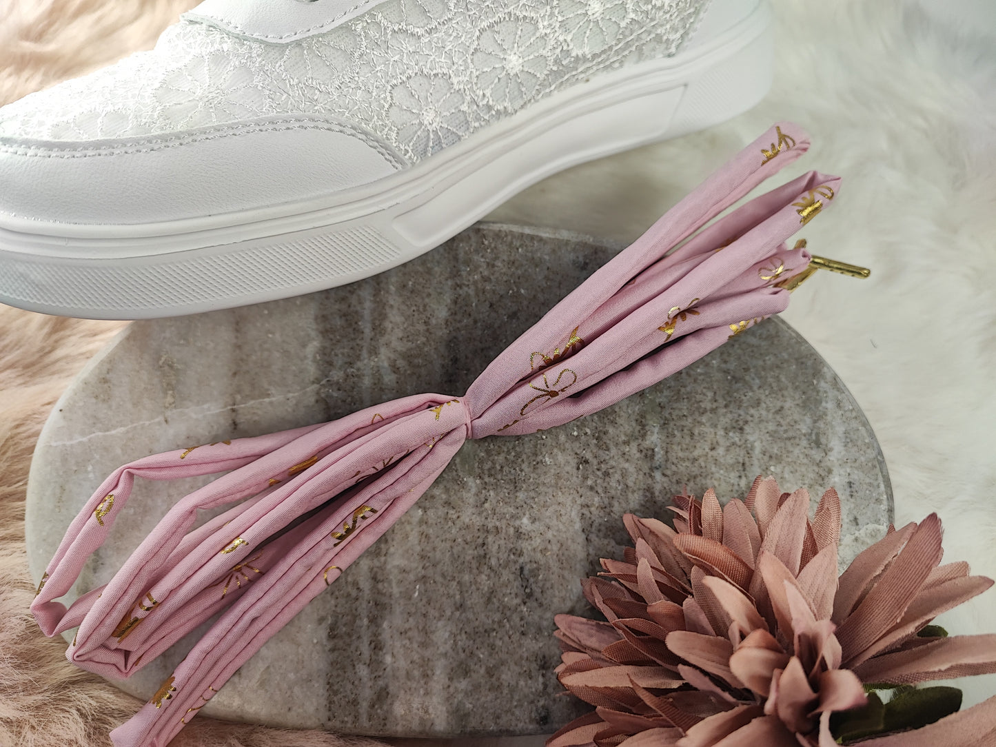 Rosa Blüten Schnürsenkel von Yvoshandcraftworld, detailreiche florale Muster, perfekt für Schuhe mit stilvollem Design