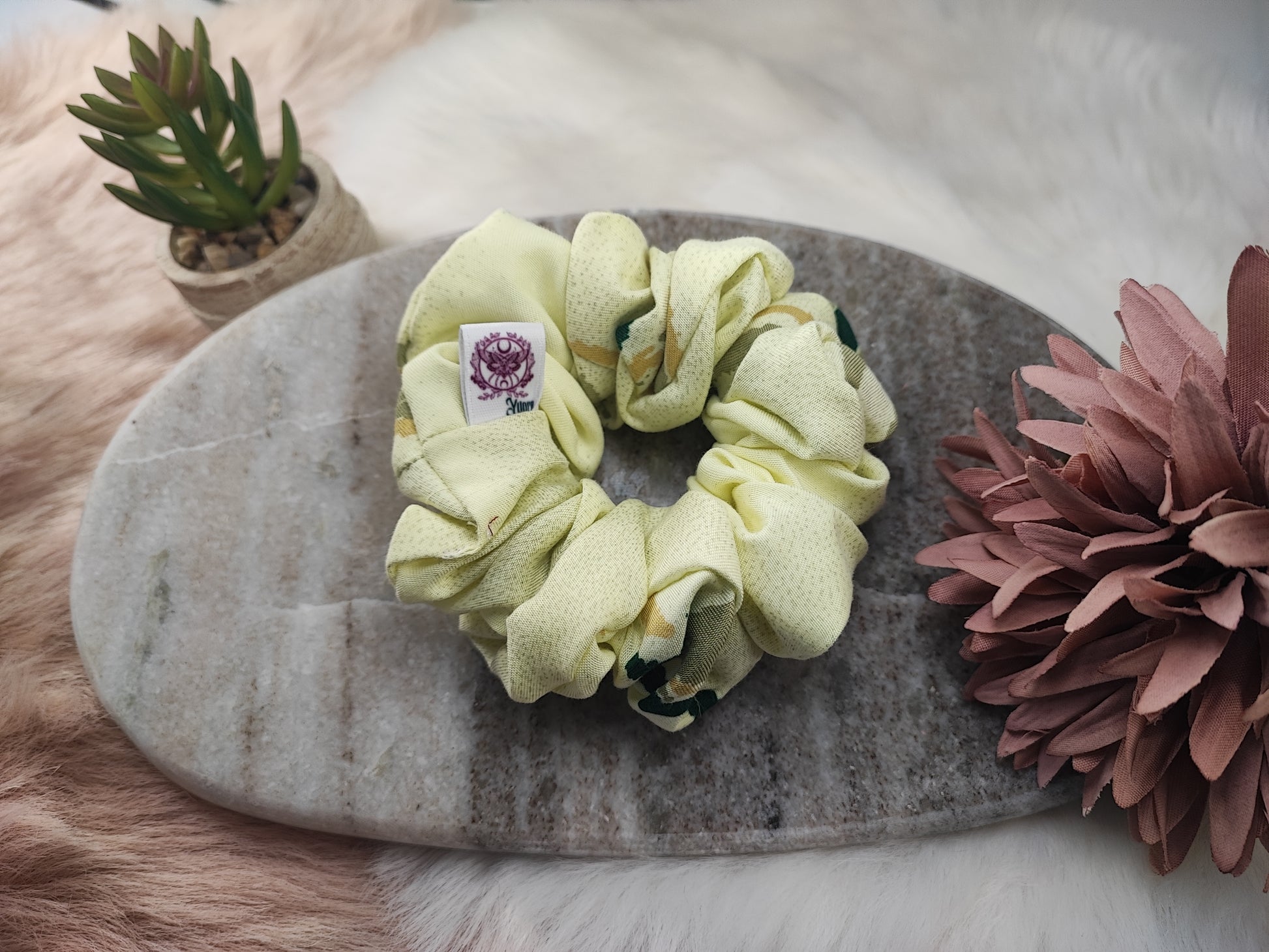 Grüner Harmony Scrunchie Medium von Yvoshandcraftworld, weicher Stoff für bequemes Hochstecken der Haare.