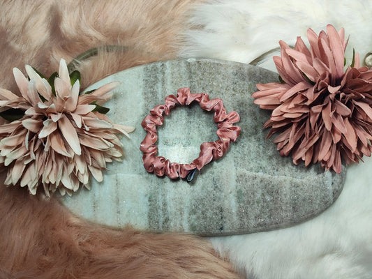 Yvoshandcraftworld Rose Glow kleine Haargummi aus Stoff mit rosa Blumenmuster für Damen.