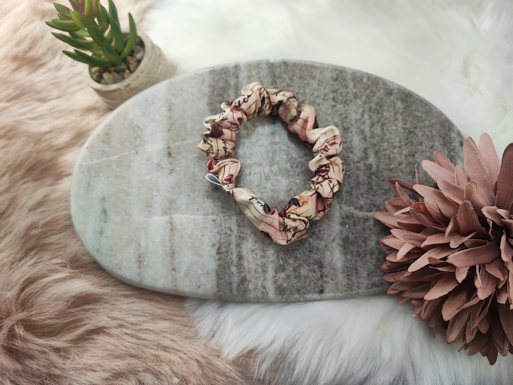 Kleiner Love Note Scrunchie von Yvoshandcraftworld aus weichem Stoff, ideal für Haare und Accessoires.