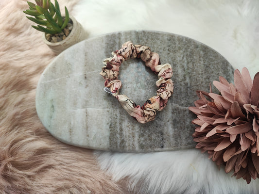 Kleiner Love Note Scrunchie von Yvoshandcraftworld aus weichem Stoff, ideal für Haare und Accessoires.