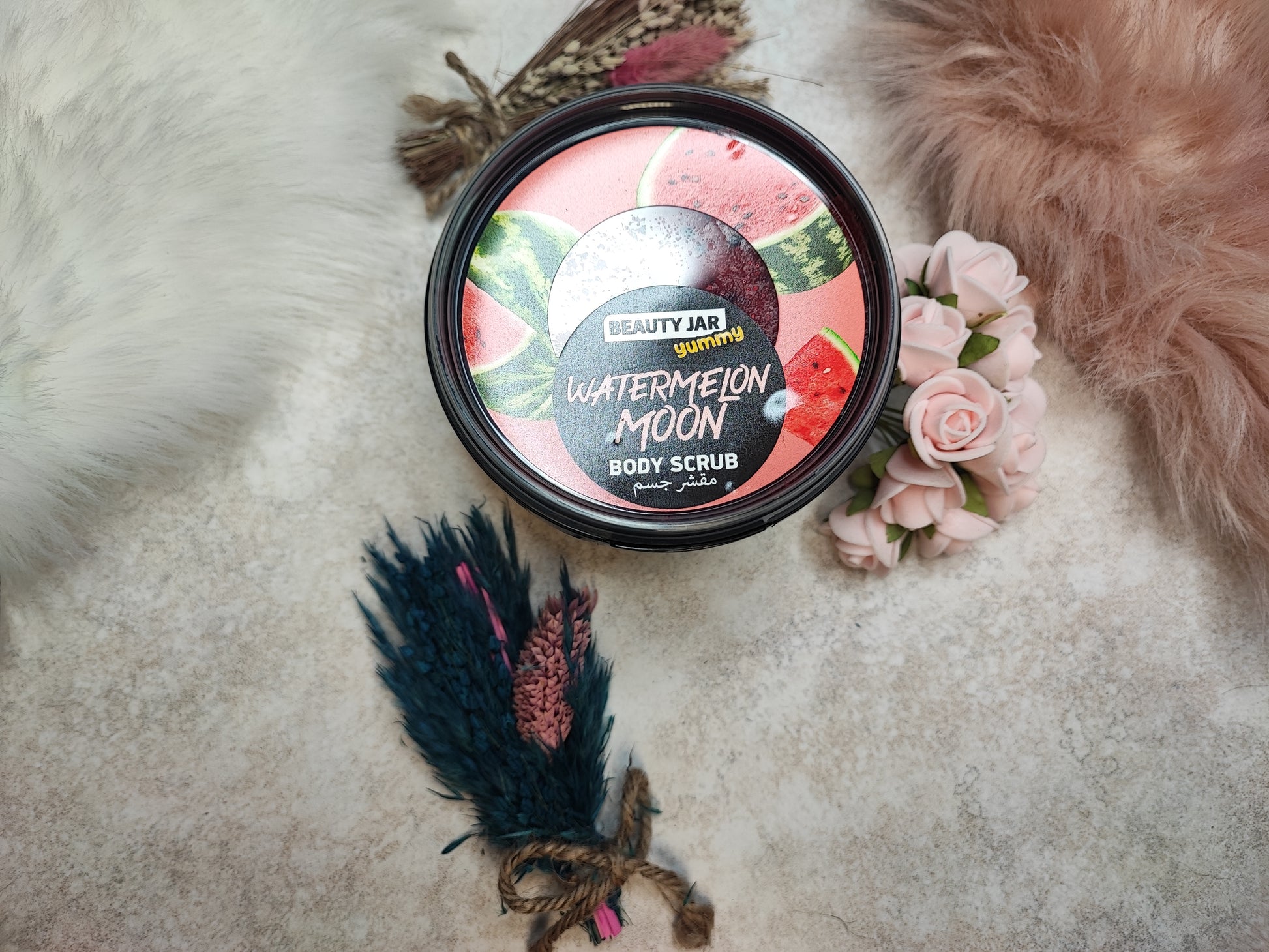 Fruchtiges Körperpeeling Watermelon Moon von Mein Shop mit Wassermelonen-Duft und feinen Peelingkörnern, auf weißem Hintergrund.
