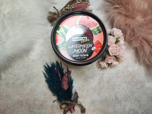 Fruchtiges Körperpeeling Watermelon Moon von Mein Shop mit Wassermelonen-Duft und feinen Peelingkörnern, auf weißem Hintergrund.