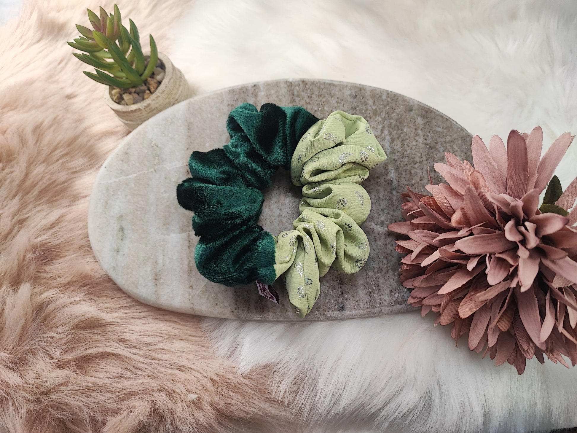 Grüner Forest Duo-Scrunchie von Yvoshandcraftworld, mittlere Größe, aus Stoff mit Waldmuster, auf einem weißen Hintergrund.