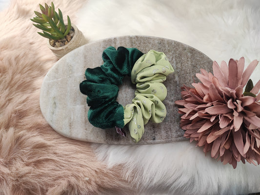 Grüner Forest Duo-Scrunchie von Yvoshandcraftworld, mittlere Größe, aus Stoff mit Waldmuster, auf einem weißen Hintergrund.