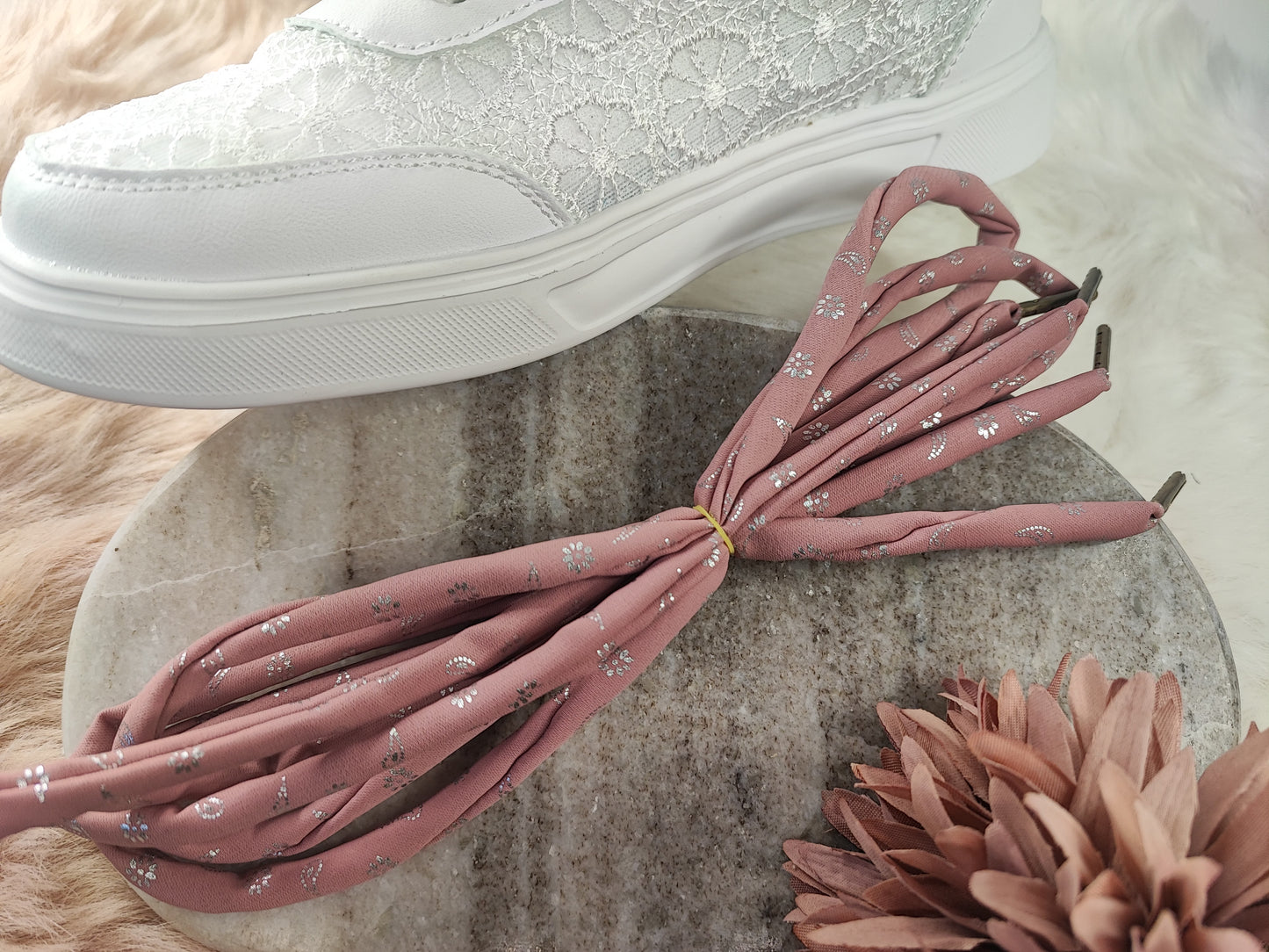 Rosa Whisper Schnürsenkel von Yvoshandcraftworld, weiche Baumwollschnürung für Schuhe, detailreiche Textur und elegante Farbgebung
