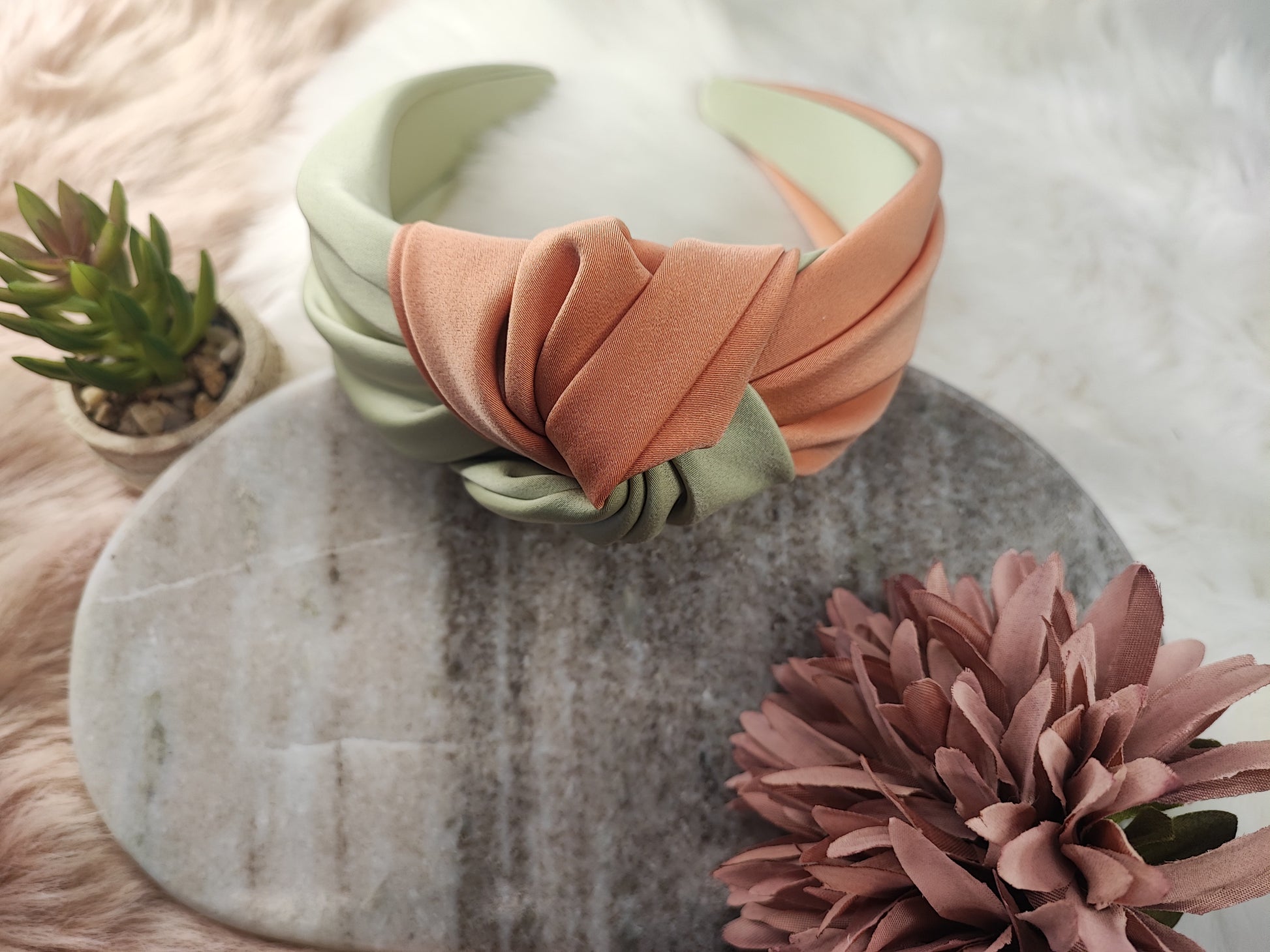 Haarreif mit Sage- und Rosen-Design in Nude-Farbe, handgefertigt von Yvoshandcraftworld, mit Blumenmuster und eleganter Optik