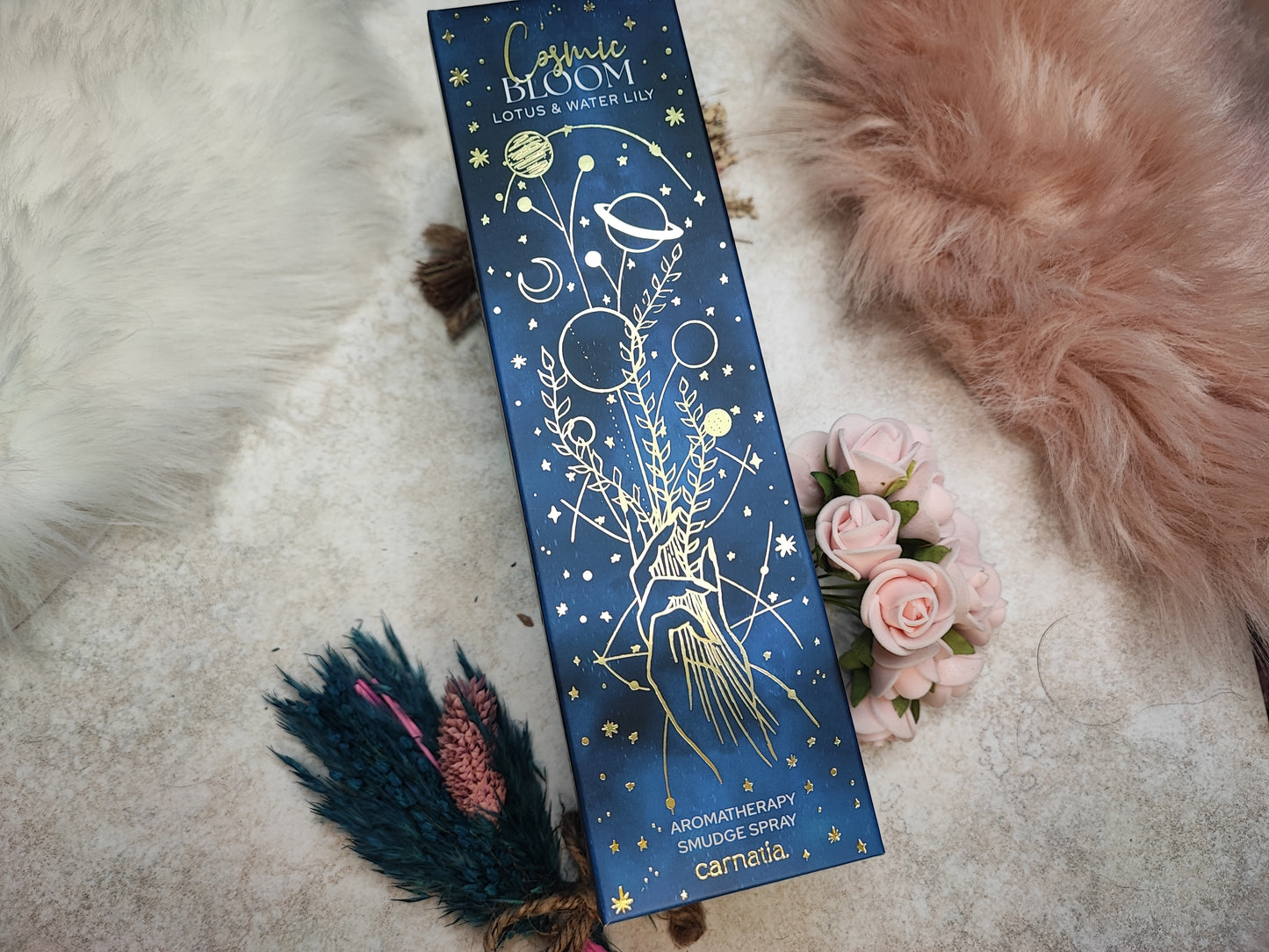 Räucherstäbchen Cosmic Bloom von Mein Shop, geöffnete Verpackung mit weißen Räucherstäbchen und Pflanzenmustern, entspannende Atmosphäre