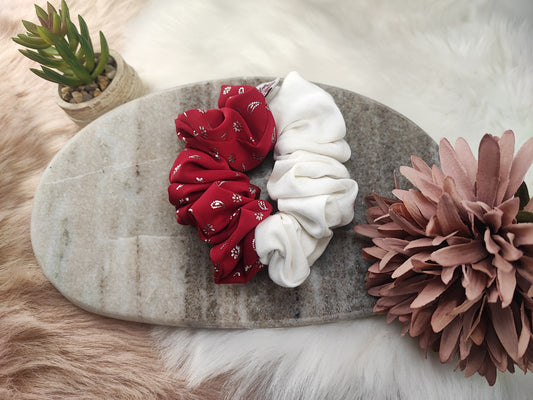 Yvoshandcraftworld Ruby & Milk Duo-Scrunchie in mittlerer Größe, weiche Stoffe in roten und weißen Farbtönen, ideal für Haarschmuck