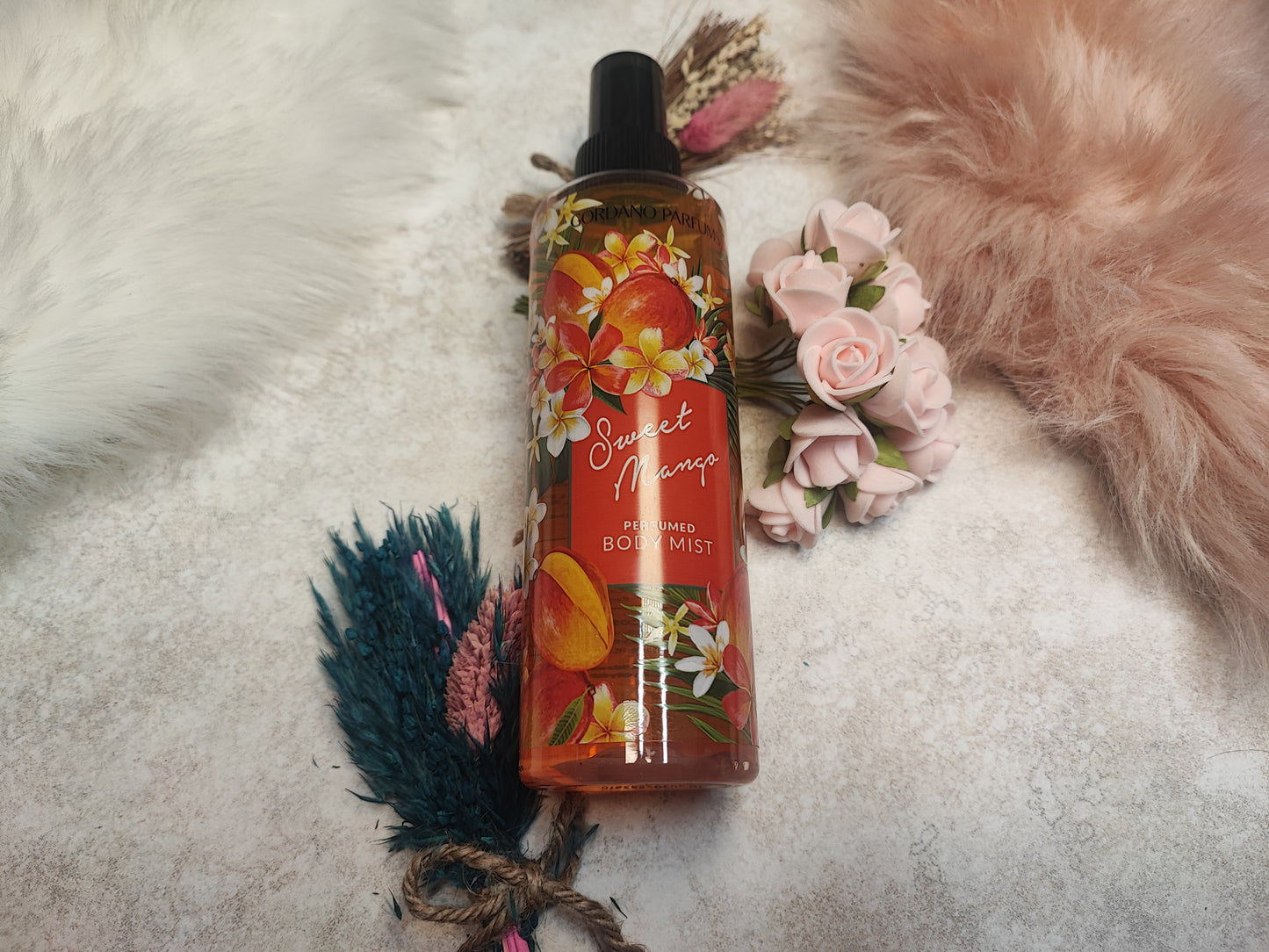Bodyspray Sweet Mango von Mein Shop mit fruchtigem Mango-Duft in einer eleganten Flasche, ideal für unterwegs.