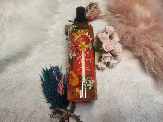 Bodyspray Sweet Mango von Mein Shop mit fruchtigem Mango-Duft in einer eleganten Flasche, ideal für unterwegs.