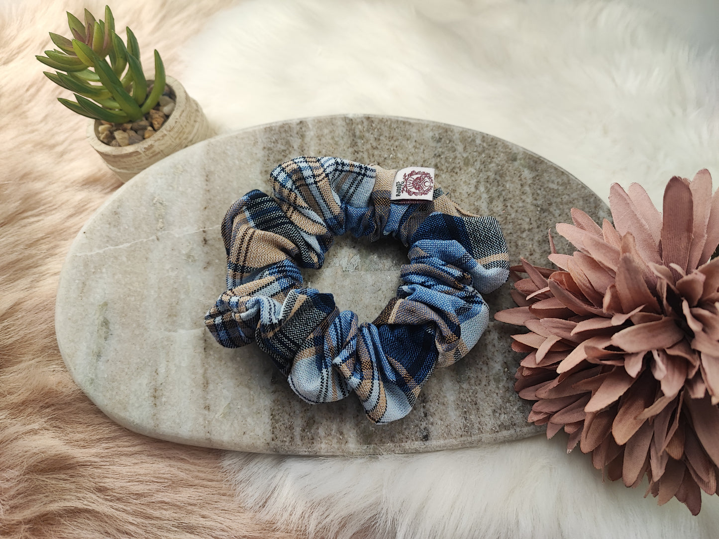 Mittlere Denim Dust Scrunchie von Yvoshandcraftworld, elastischer Haargummi aus Jeansstoff, liegt auf weißem Hintergrund