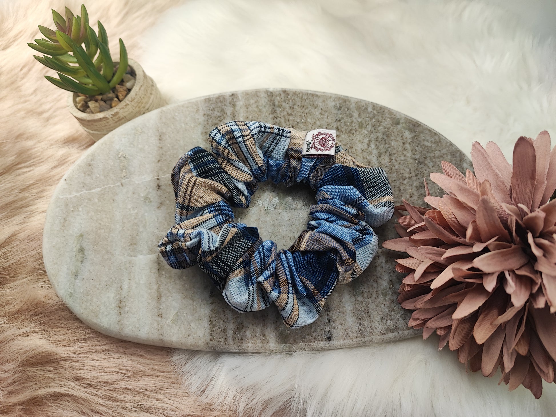 Mittlere Denim Dust Scrunchie von Yvoshandcraftworld, elastischer Haargummi aus Jeansstoff, liegt auf weißem Hintergrund
