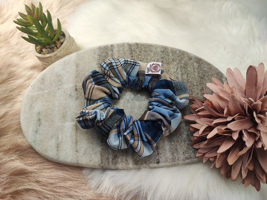 Mittlere Denim Dust Scrunchie von Yvoshandcraftworld, elastischer Haargummi aus Jeansstoff, liegt auf weißem Hintergrund