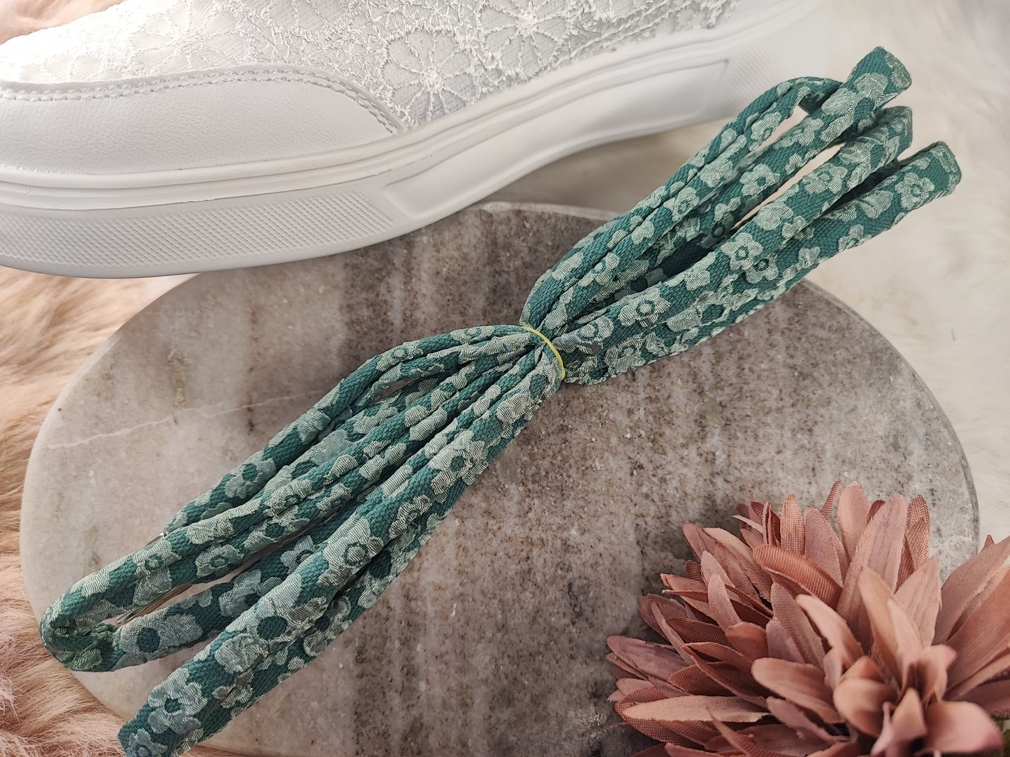 Lange grüne Evergreen Garden Schnürsenkel von Yvoshandcraftworld, aus robustem Material, für Schuhe oder Gartenaccessoires.