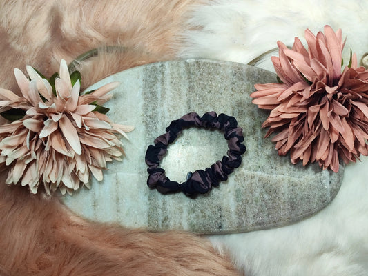 Kleine Crimson Eclipse Scrunchie von Yvoshandcraftworld aus rotem Stoff, perfekt für Haare und modisches Accessoire.