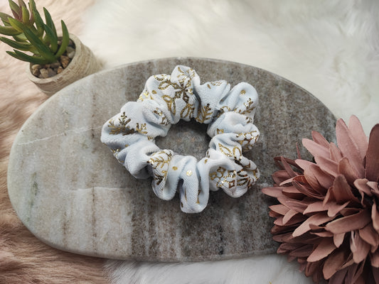 Mittlerer Schneeflocken-Scrunchie von Yvoshandcraftworld in Weiß, weicher Stoff mit Schneeflocken-Design, perfekt für Haare.