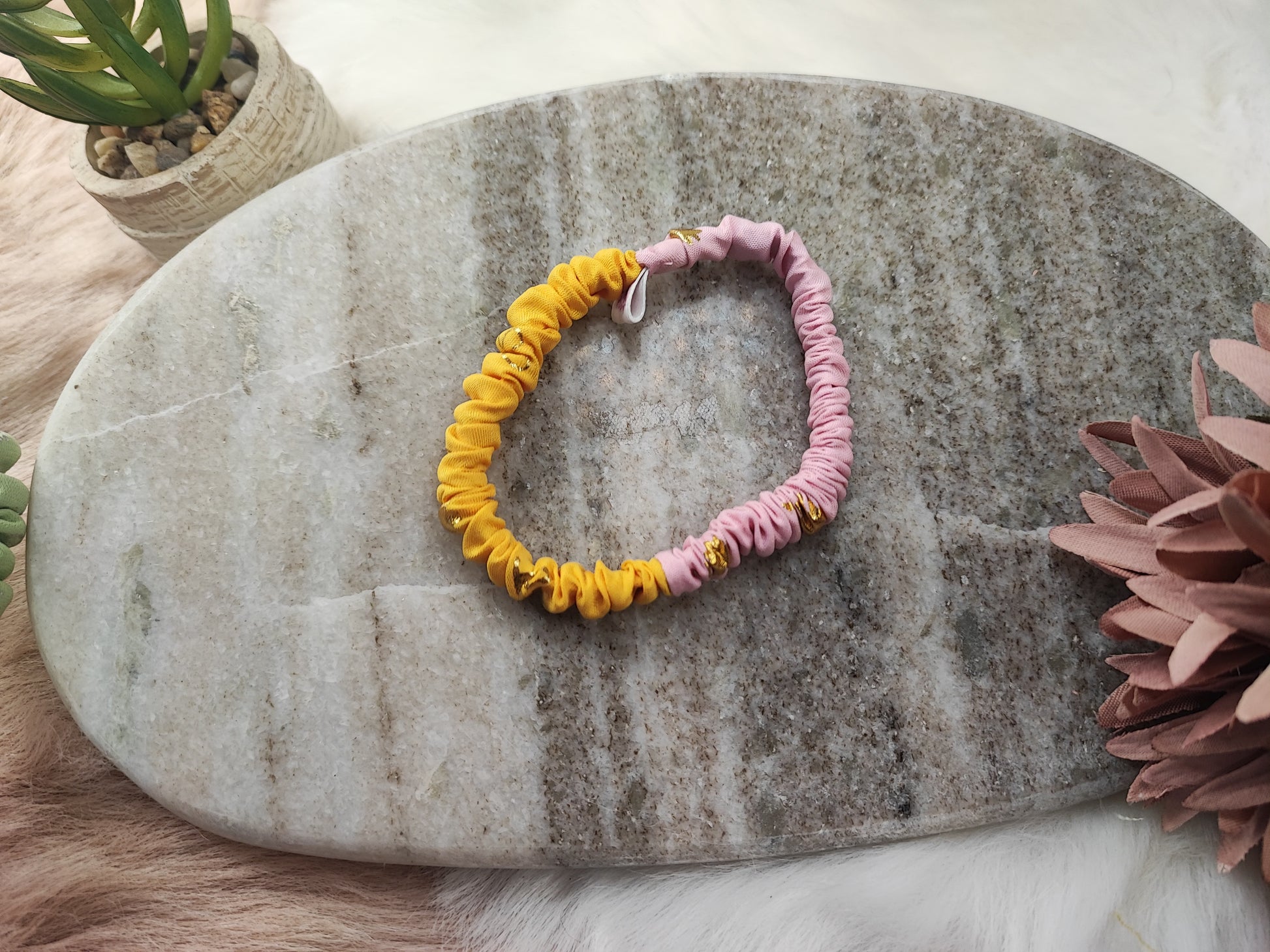 Yvoshandcraftworld Rose & Butter Duo Mini Scrunchie, weiche Stoffe in rosa und butterfarben, perfekt für zarte Frisuren.