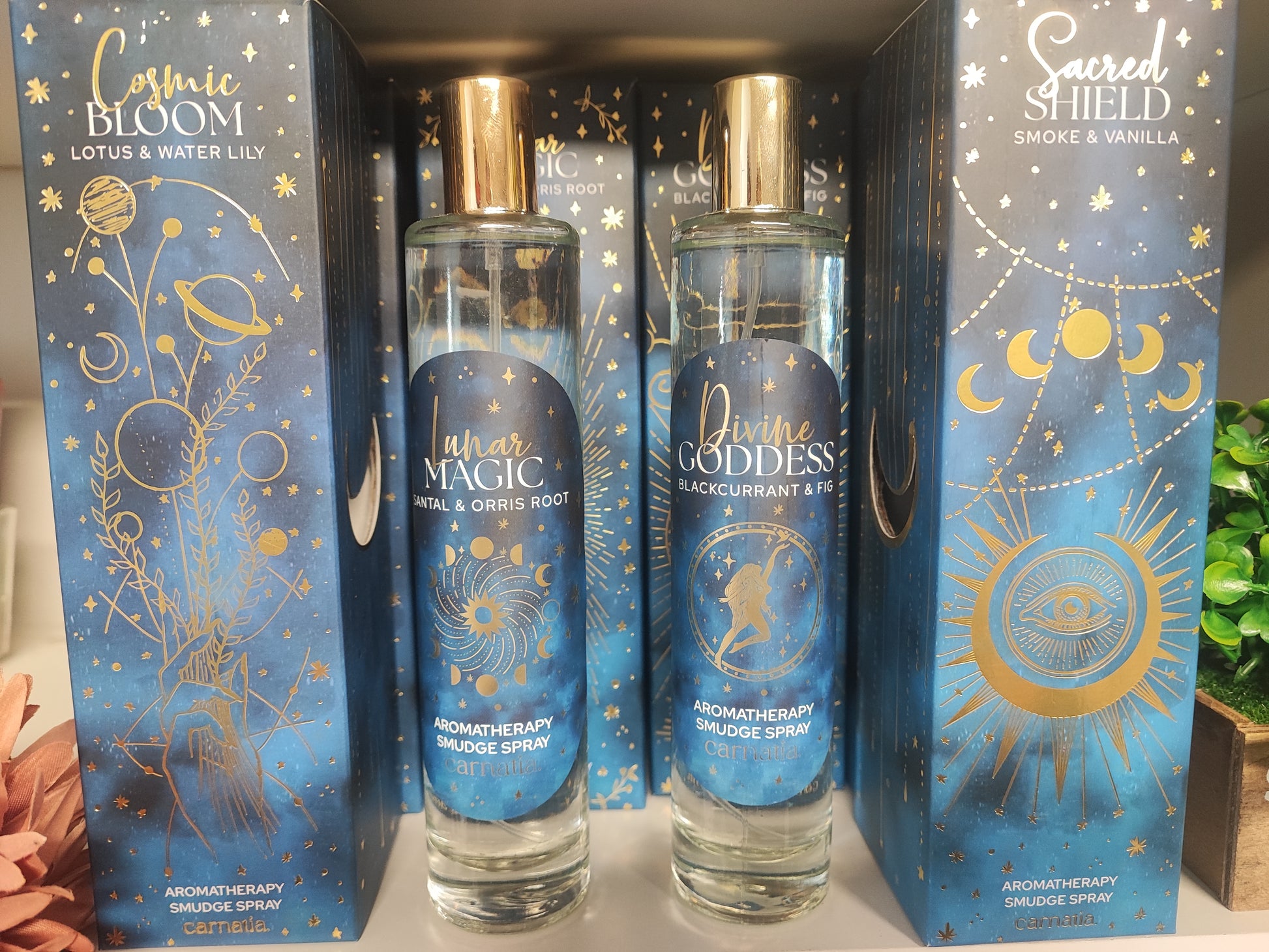 Raumspray Lunar Magic von Mein Shop mit Mond-Design, zeigt Flasche und sprühbereit. Duftspray für Raumdüfte.